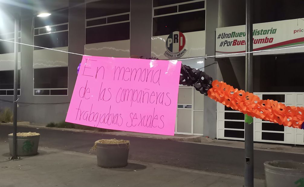 El Centro de Apoyo Trans y Lleca colocaron una ofrenda para recordar a las trabajadoras sexuales. Foto: Eduardo Dina / EL UNIVERSAL
