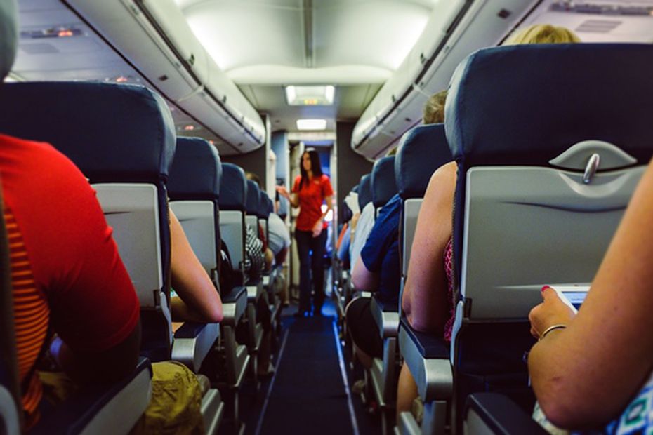 Sobrecargo revela lo que no debes consumir en los aviones