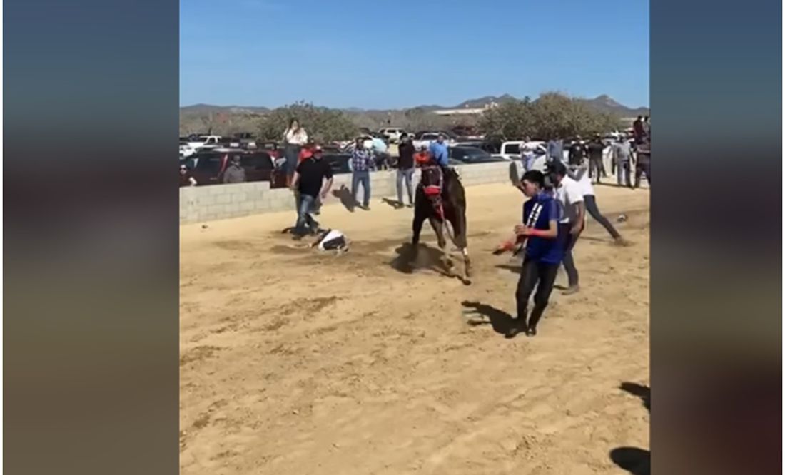 Captan en video fuerte caída de jinete durante una carrera en Los Cabos