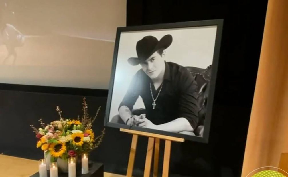 Julián Figueroa recibió homenaje en Hollywood, lo recordaron con un video, una foto, flores y velas.