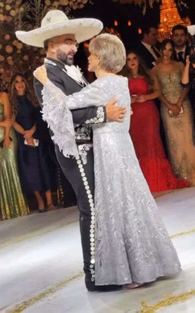 Doña Cuquita baila con su primogénito durante su boda.
<p>Foto: Instagram