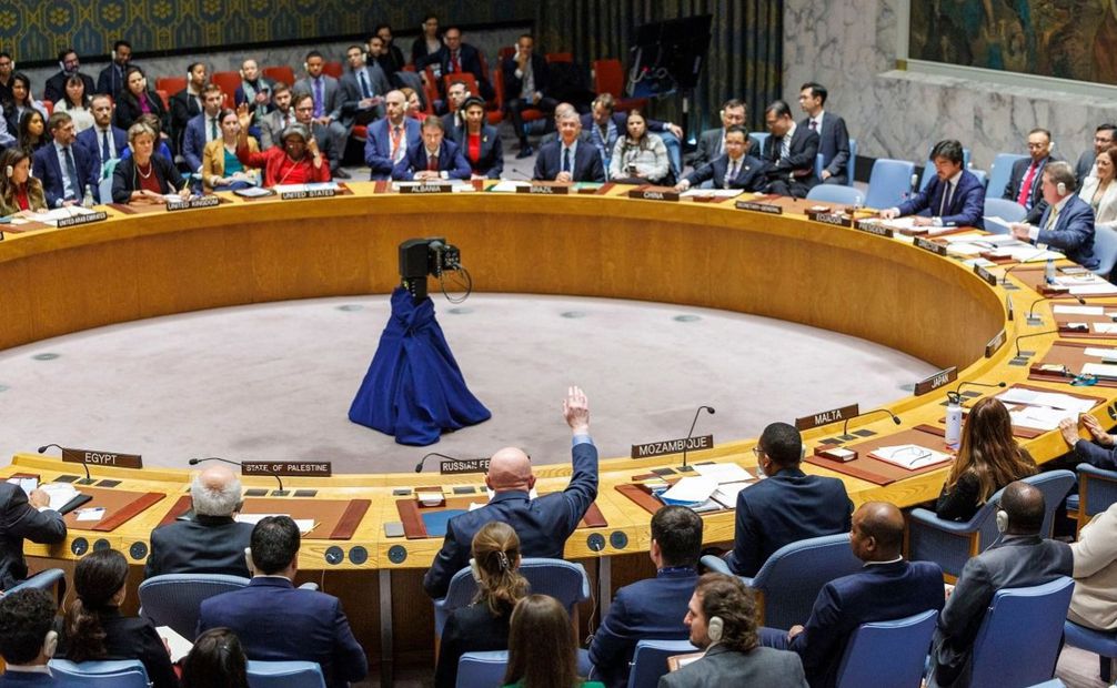 Miembros del Consejo de Seguridad de Naciones Unidas de Estados Unidos y de la Federación Rusa levantan la mano para votar abstención respecto a la enmienda propuesta por Emiratos Árabes Unidos durante una votación del Consejo de Seguridad sobre dos resoluciones relativas al conflicto entre Israel y Hamas en Nueva York.  Foto: EFE