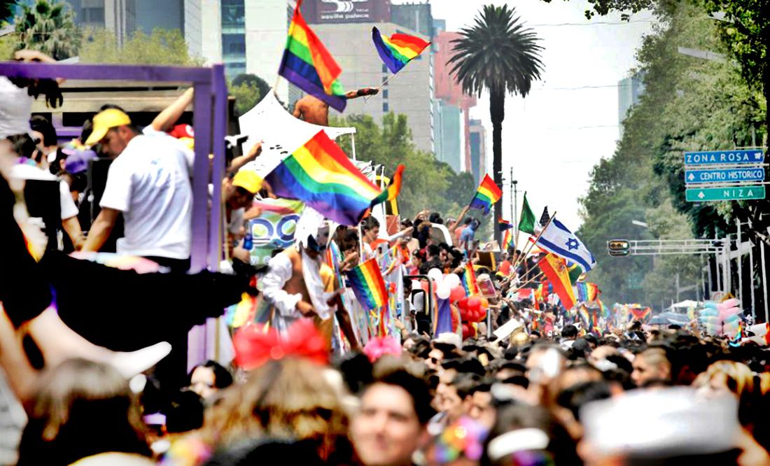 AMLO compara la Marcha del Orgullo LGBT+ con la marcha feminista en la CDMX, esto dijo