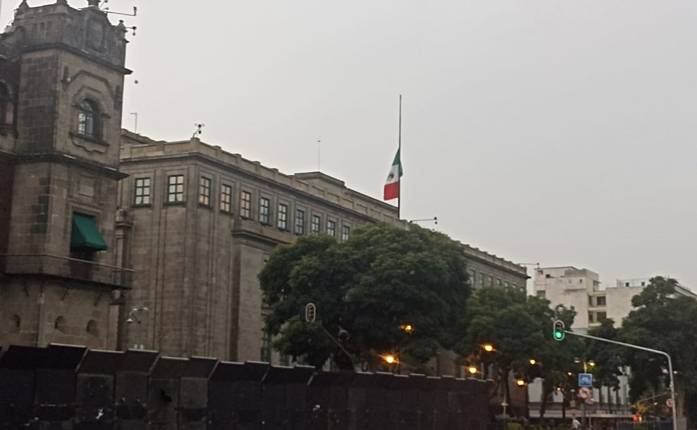Bandera a media asta en la Corte por el 2 de octubre. Foto: Pedro Villa y Caña / EL UNIVERSAL