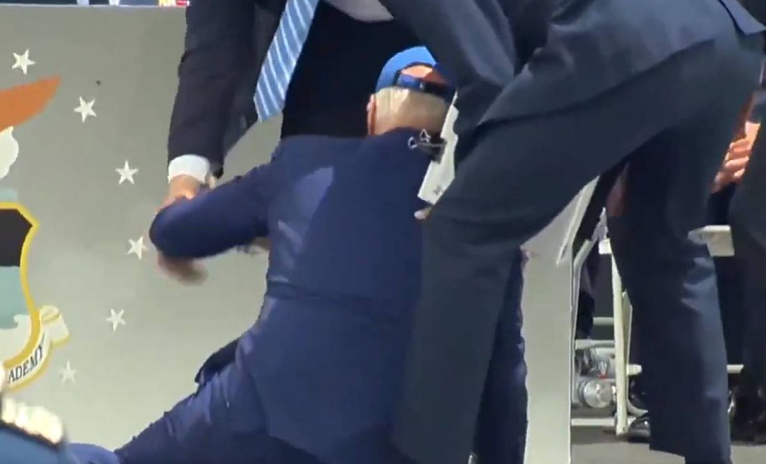Biden se cae durante ceremonia de graduación de la Fuerza Aérea