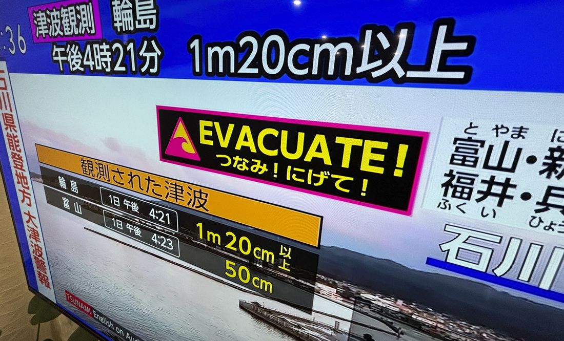 Una televisión muestra un aviso de tsunami, en Yokohama, cerca de Tokio, el 1 de enero de 2024. Foto: Eugene Hoshiko / AP