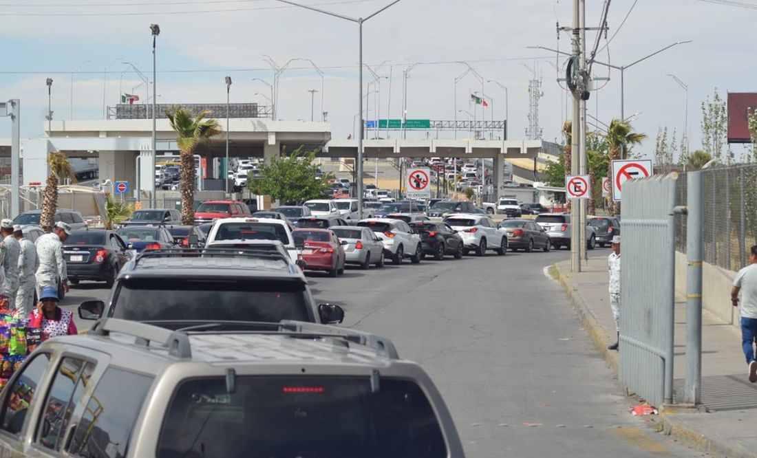 Cruce de migrantes provoca caos en cruces internacionales de Ciudad Juárez