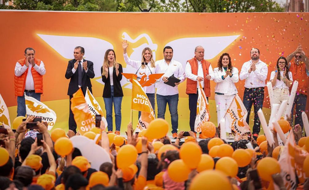 Mariana Rodríguez estuvo acompañada por sus simpatizantes, otros candidatos de su partido, así como miembros que integrarían su plantilla. Foto: Especial
