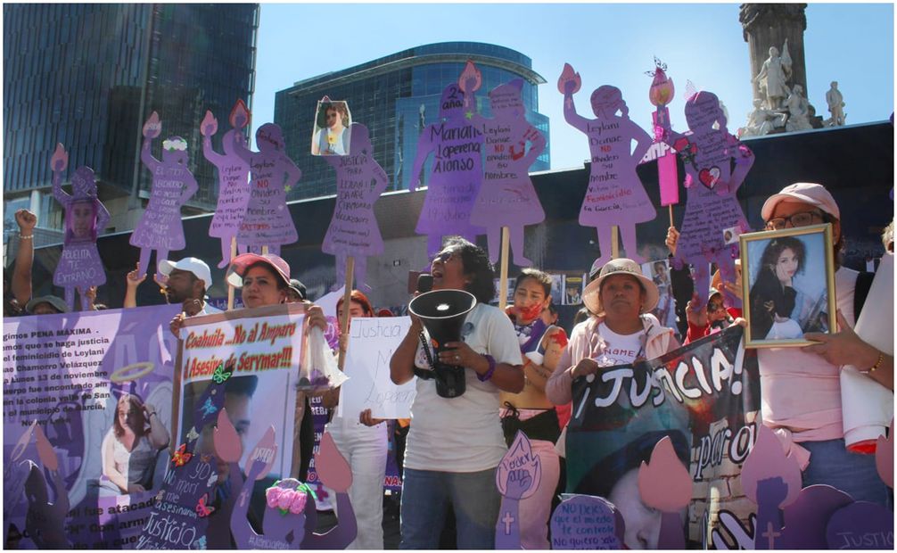 Cientos de madres se reunieron en el Ángel de la Independencia este 25N para exigir justicia por sus hijas. Foto: Brenda Martínez/ EL UNIVERSAL