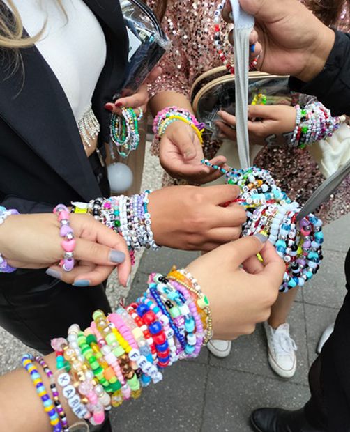 A horas de que iniciara el primer concierto de Taylor Swift en la CDMX, sus fans comenzaron el ya tradicional intercambio de "friendship bracelets". Foto: Araceli Gracía / EL UNIVERSAL
