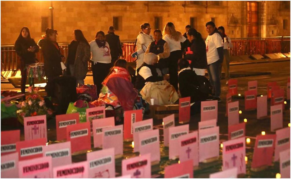 Previo al 25N realizan velada contra feminicidios frente a Palacio Nacional. Foto: Francisco Rodríguez/ EL UNIVERSAL