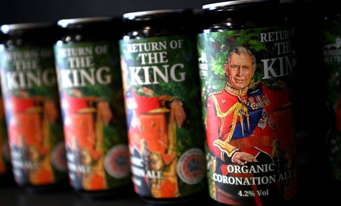 Teteras, guantes de cocina y latas de cerveza: los souvenirs de la coronación de Carlos III