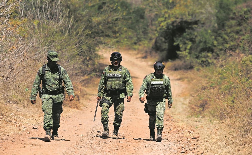Los militares no descartan que haya miembros del CJNG refugiados en la sierra entre Jalisco y Colima. Fotos: Armando Solís