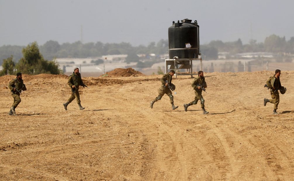 Soldados israelíes corren para tomar posiciones en una zona a lo largo de la frontera con Gaza, sur de Israel, el 13 de octubre de 2023. Foto: EFE