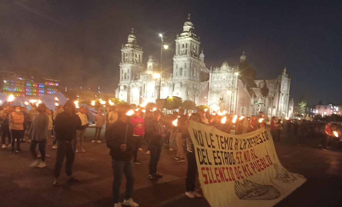 Estudiantes de la Normal Rural Mactumactzá se manifiestan con antorchas frente a Palacio Nacional