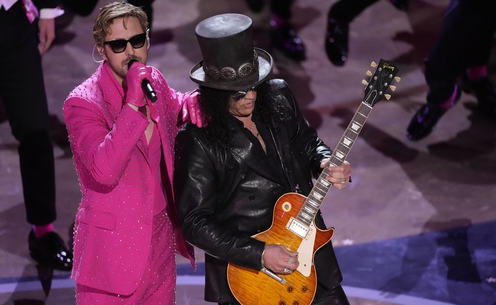 Ryan Gosling junto a Slash interpretando el tema "I'm Just Ken" de la película de "Barbie". Foto: AP