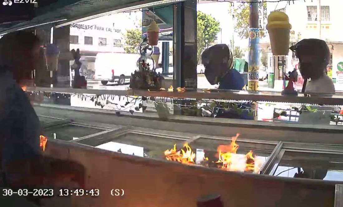 VIDEO Extorsionadores prenden fuego a adulto mayor y a paletería en la CDMX