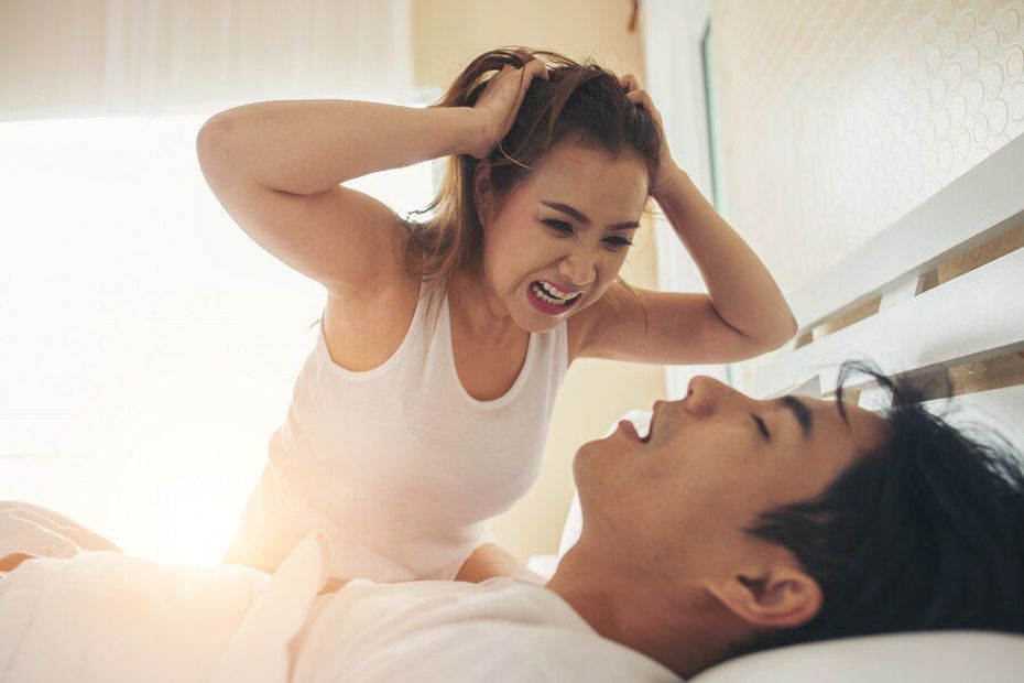 Los ronquidos son fuente inagotable de conflicto en parejas que duermen juntas. Fuente: Freepik.