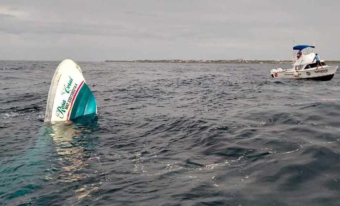 Rescatan a 15 personas ante hundimiento de embarcación en Isla Mujeres