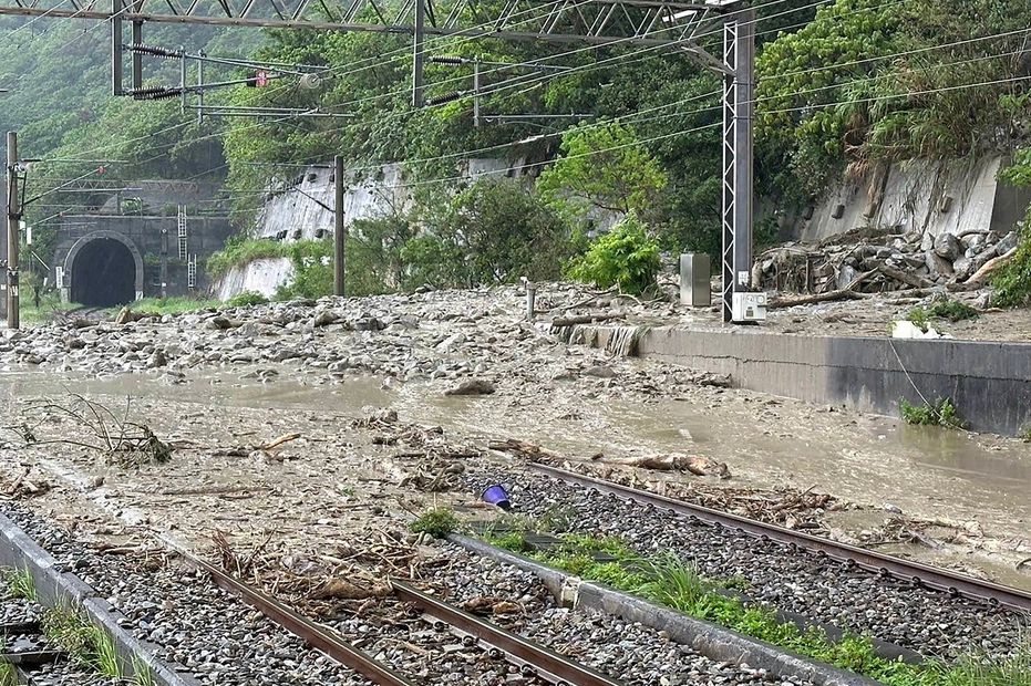 Esta imagen publicada por la Agencia Central de Noticias de Taiwán (CNA) el 22 de abril de 2024 muestra rocas caídas y escombros que cubren la vía férrea junto a la carretera de Suhua tras un terremoto de magnitud 5.5 en Hualien. La capital de Taiwán fue sacudida por un "fuerte" terremoto, informó el personal de AFP, con la Administración Meteorológica Central diciendo que era un temblor de magnitud 5.5 que se originó en el este de Hualien. FOTO: AFP
