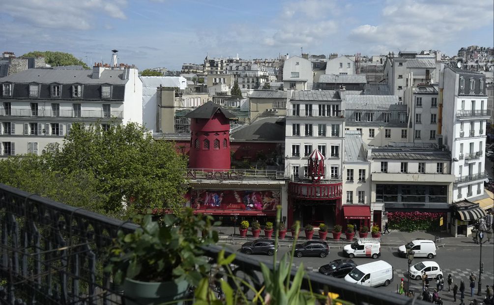 Las aspas del emblemático cabaré parisino Moulin Rouge se desploman. Foto: AFP