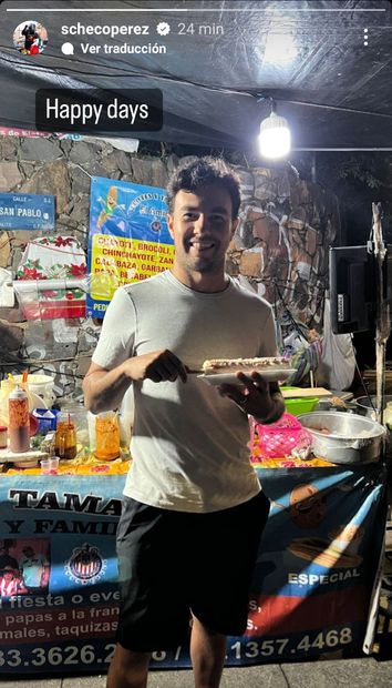 Checo Pérez comiendo un elote en Guadalajara