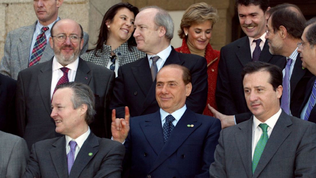 Durante una fotografía de grupo en una cumbre informal de la UE en España, Berlusconi le puso "cuernos" al entonces ministro de Asuntos Exteriores español, Josep Piqué. FOTO: ESPECIAL