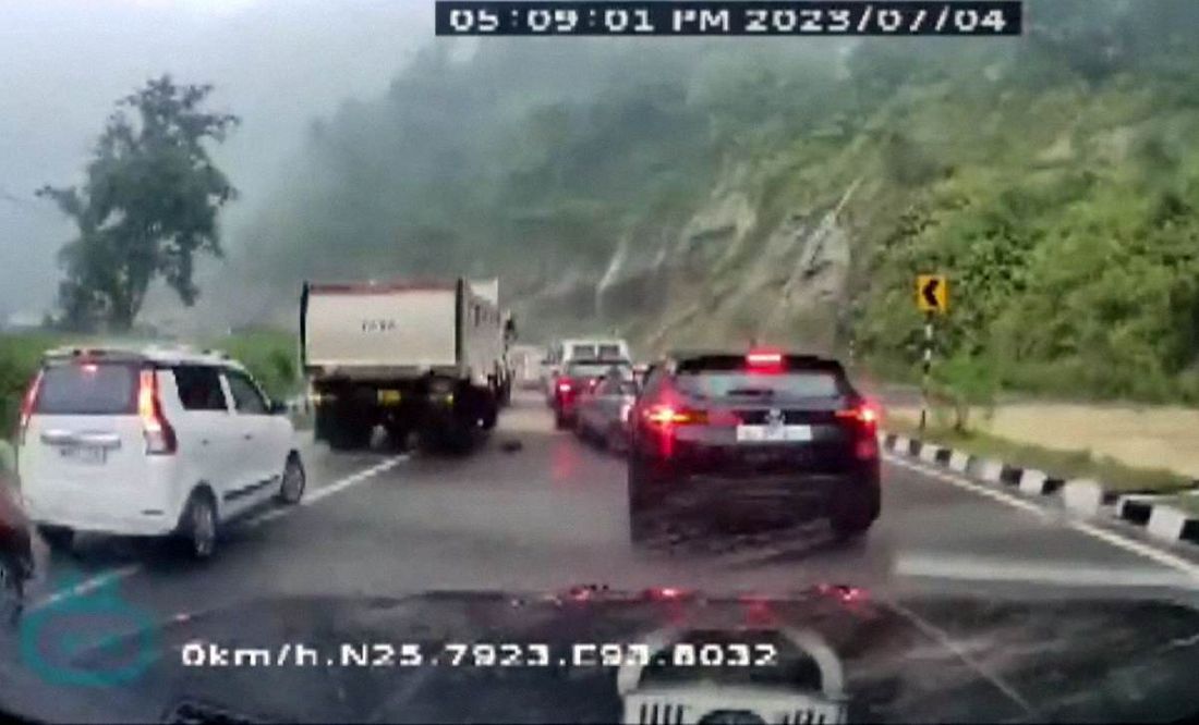 VIDEO: Rocas aplastan coches y dejan 2 muertos en carretera de la India