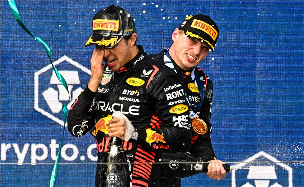 Checo Pérez y Max Verstappen en el podio del GP de Miami - Foto: AFP