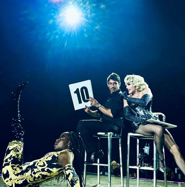Alberto Guerra y Madonna juntos la noche de ayer, 21 de abril, en el escenario de Palacio de los Deportes. 
<p>Foto: Instagram