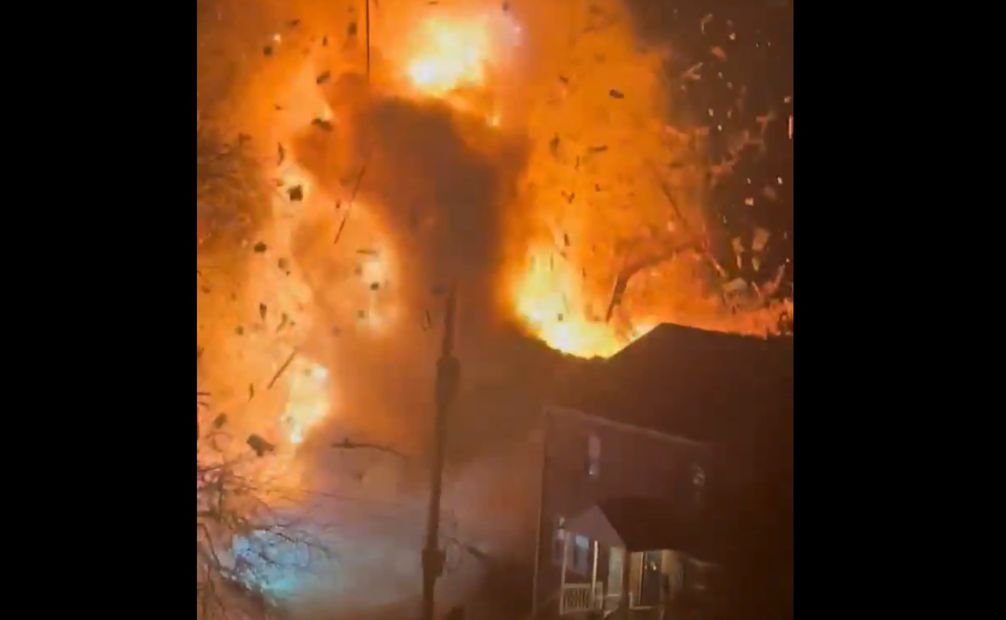 Una casa explotó este lunes 4 de diciembre de 2023 en Arlington, Virginia, cuando la policía se preparaba para realizar un cateo. Foto: Captura video