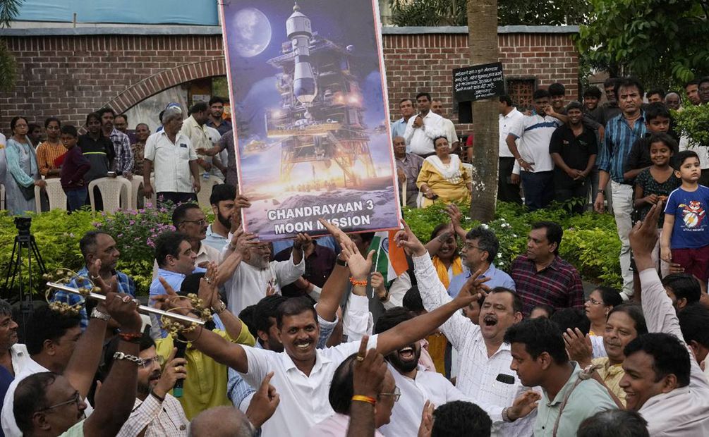 La gente celebra mientras ve una transmisión en vivo del aterrizaje de Chandrayaan-3, o “nave lunar” en sánscrito, en Mumbai, India. Foto: AP