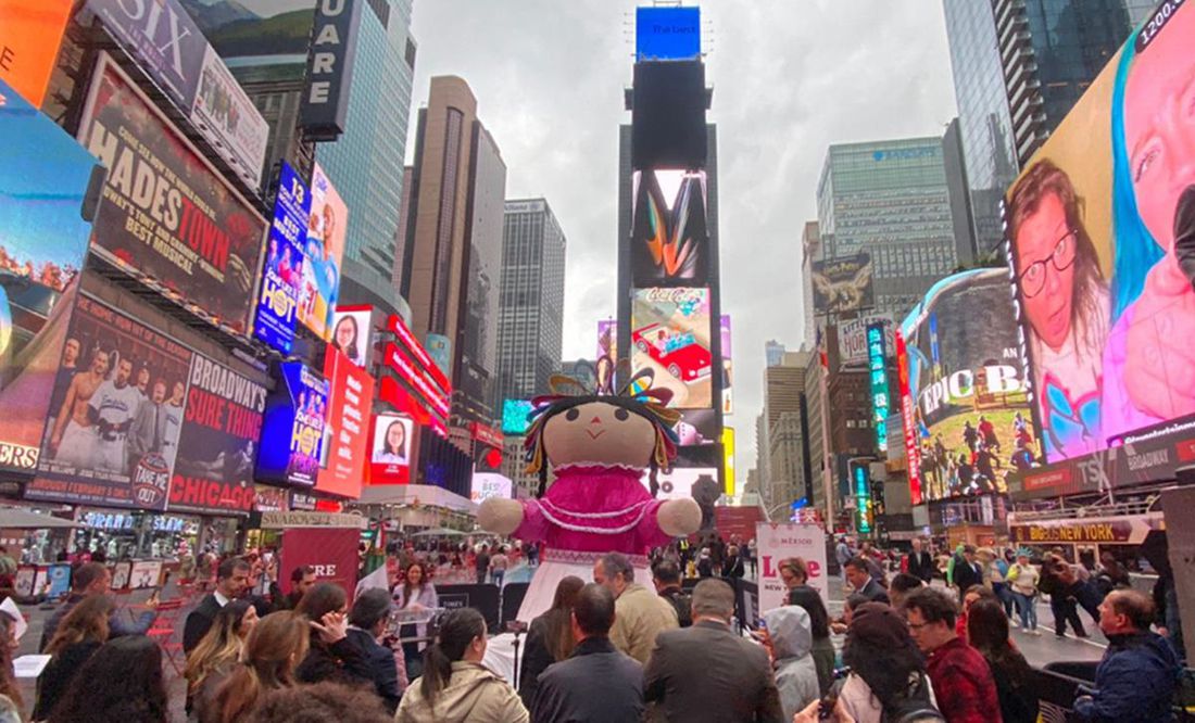 ¡Orgullo nacional! Muñeca Lele hace escala en Times Square de Nueva York