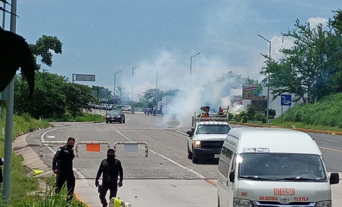 Con gas lacrimógeno, desalojan a manifestantes de caseta de cobro en Chiapas