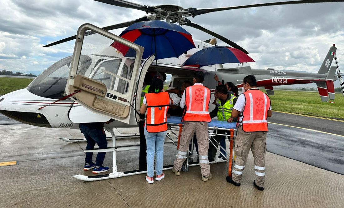 Trasladan en helicóptero a dos menores lesionados en accidente de autobús en Oaxaca