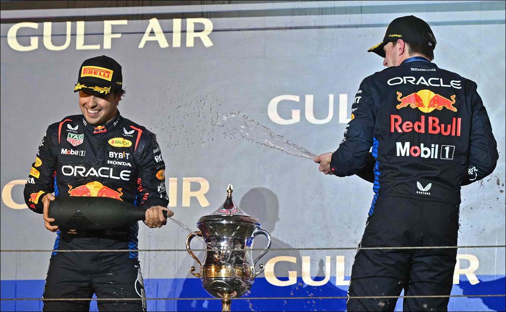 Checo Pérez festeja junto a Max Verstappen en el podio de Bahréin - Foto: AFP
