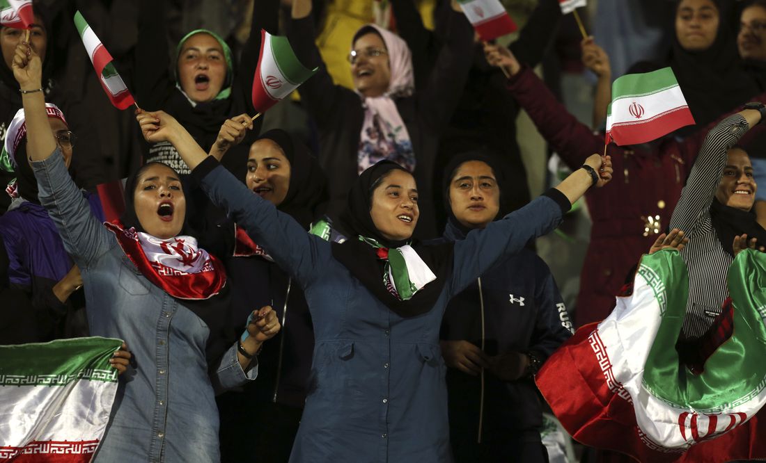 Mujeres podrán asistir a partidos de futbol masculino en Irán, tras veto de 40 años