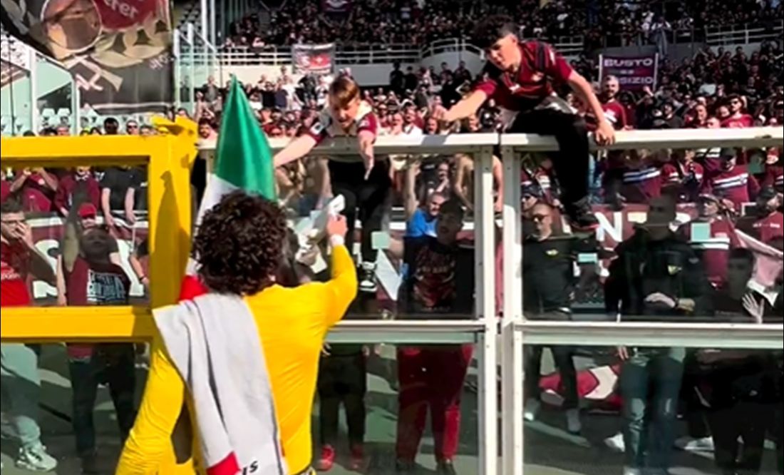 Guillermo Ochoa tiene noble gesto con aficionados de la Salernitana en el estadio del Torino