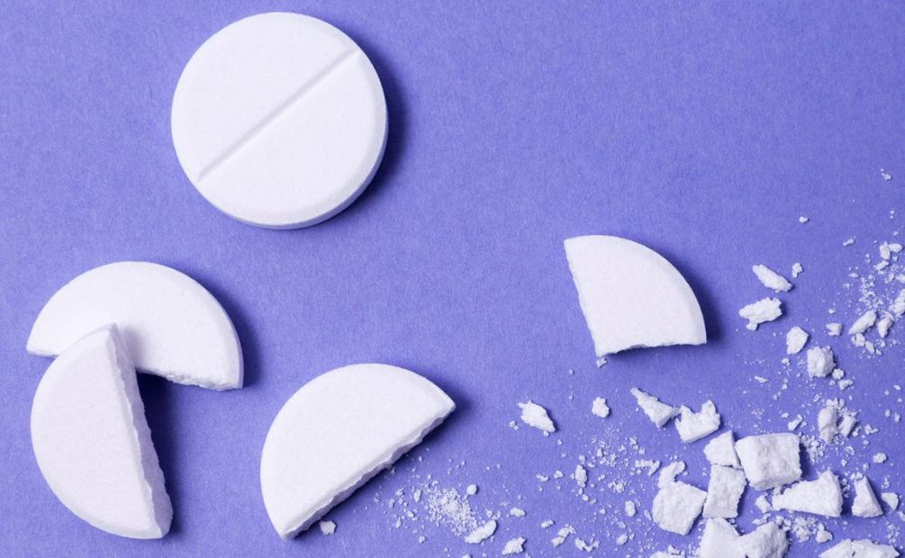 ¿Sabías que la aspirina puede usarse para eliminar manchas de desodorante? Foto: Freepik