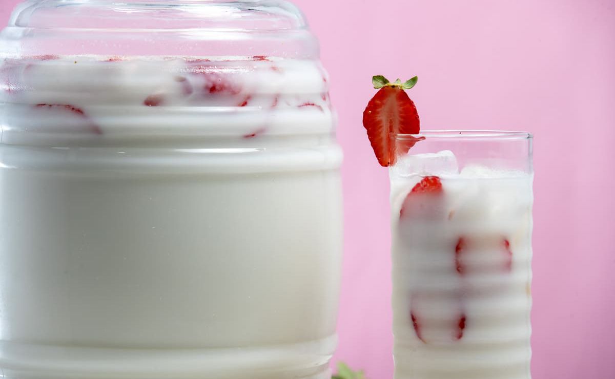 Refréscate con una jarra de agua de horchata y fresas