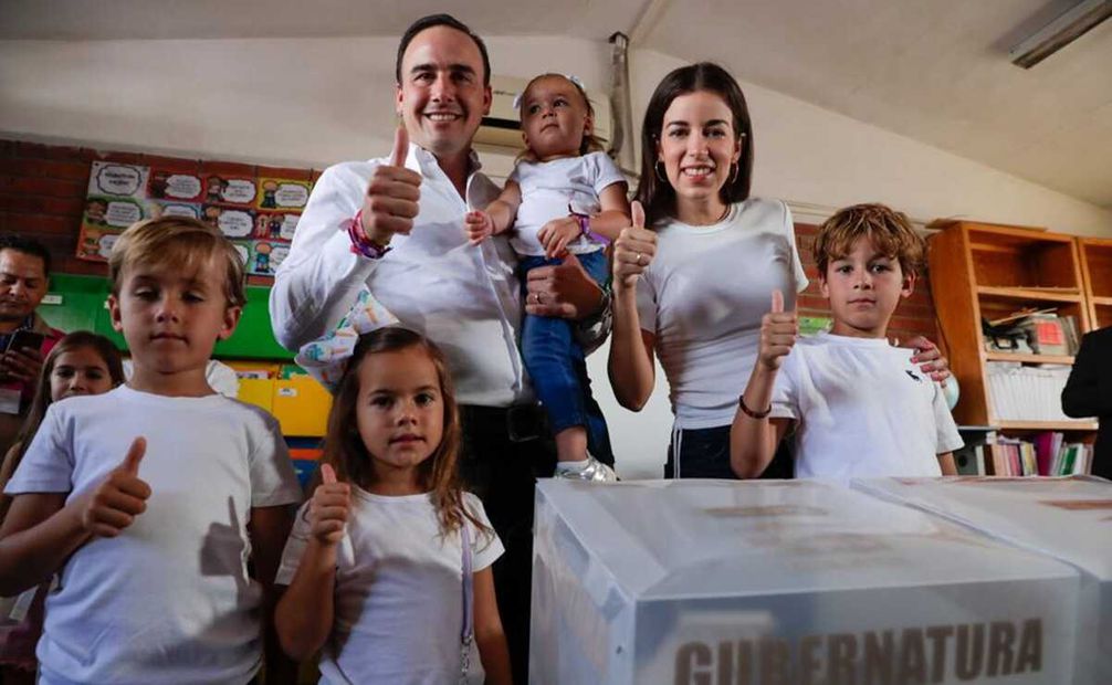 Acompañado por su familia, el candidato de la coalición PRI-PAN-PRD a la gubernatura de Coahuila, Manolo Jiménez, acudió este domingo a votar.