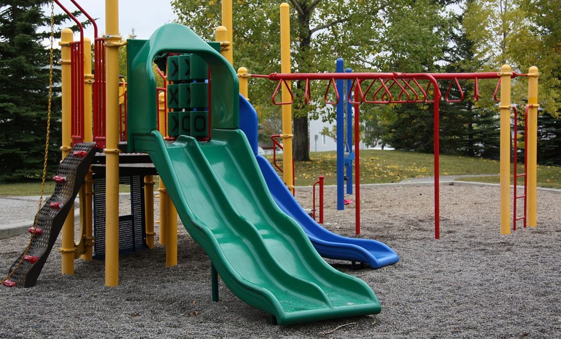 Dos niños sufren quemaduras por resbaladillas rociadas con ácido en Massachusetts