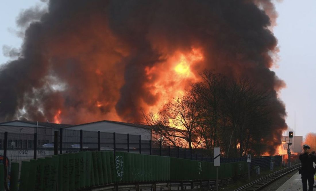 Incendio en almacén de autos desata una nube tóxica en Hamburgo