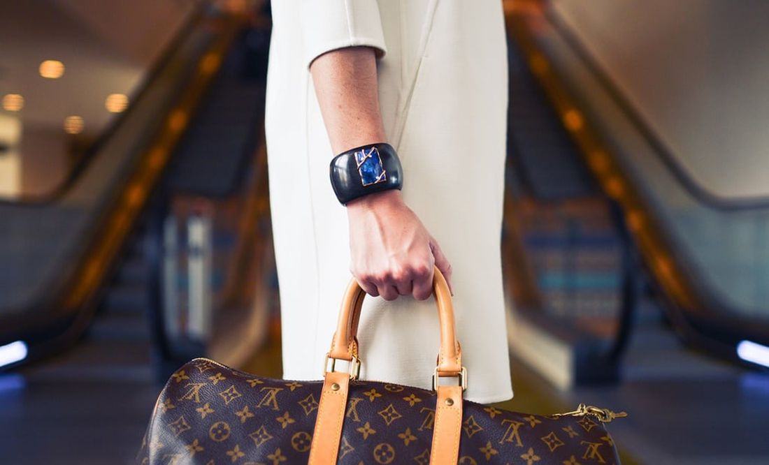 Guess tiene en  el bolso mochila para mujer que recuerda mucho a Louis  Vuitton