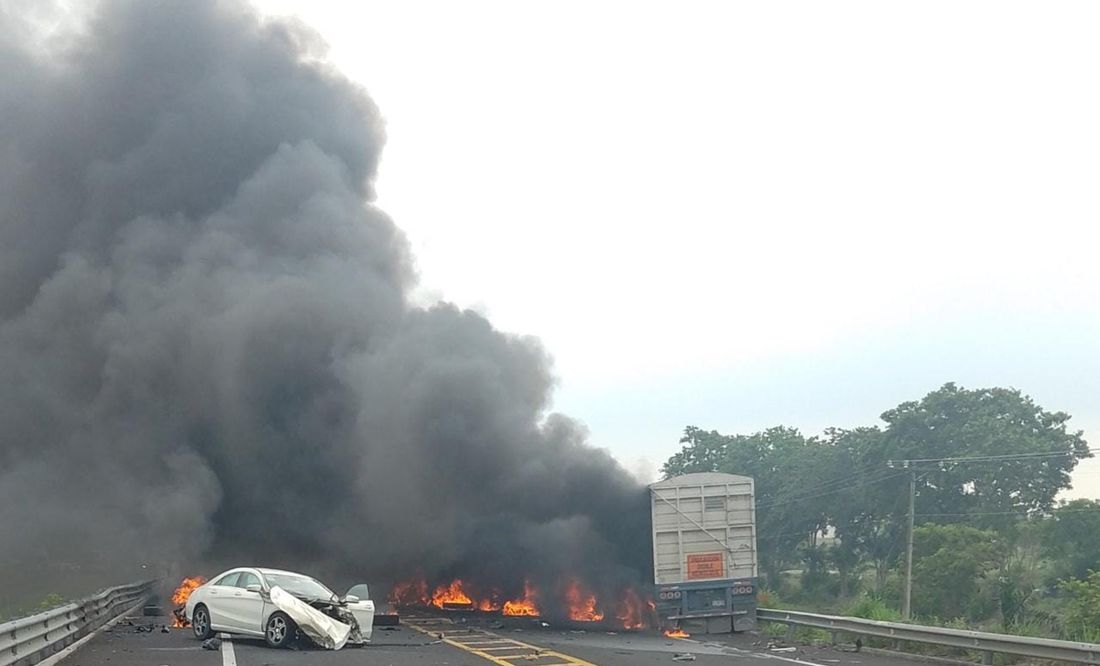 Tractocamión cargado con cebada choca contra muro de la autopista Veracruz-Xalapa y se incendia