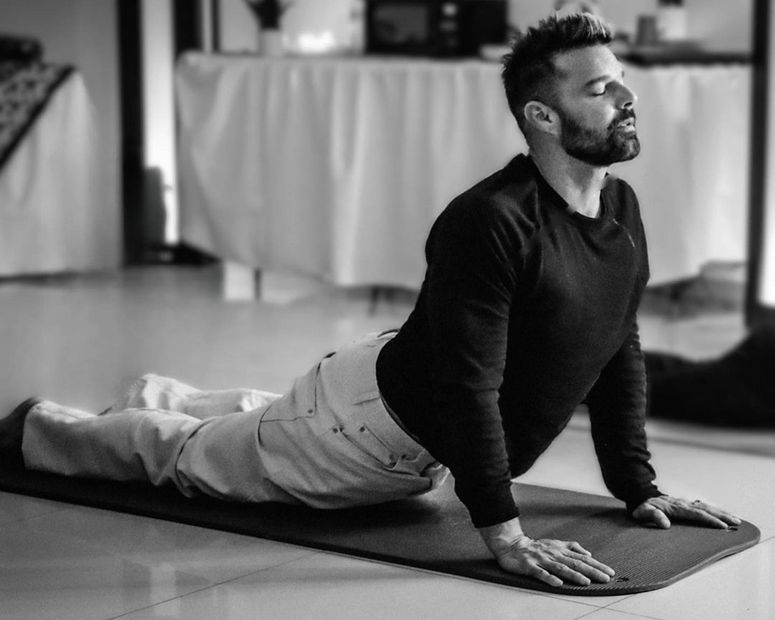 Ricky Martin haciendo yoga