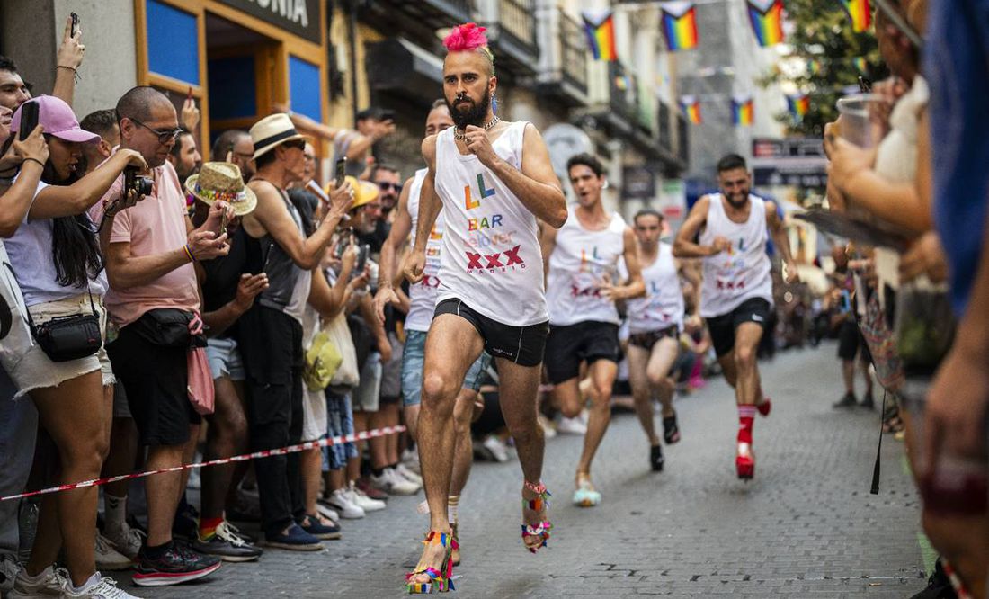 Madrileños corren en divertida carrera de tacones por orgullo LGBT+