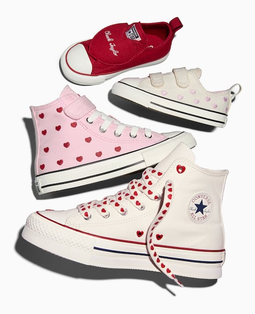 El amor también se hereda. Chucks Enamorados incluye modelos para peques con el mismo ADN icónico de Converse. Foto: Cortesía