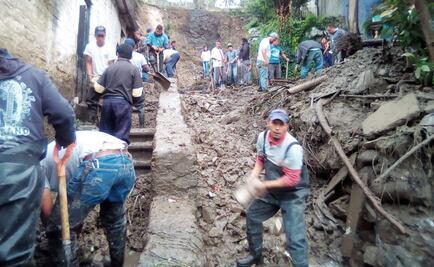 Madre e hijo salen ilesos tras deslave de cerro en Naucalpan