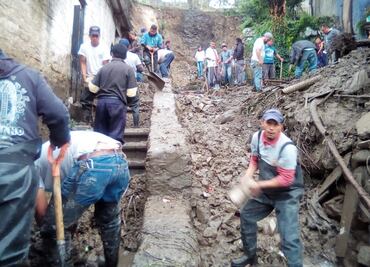 Madre e hijo salen ilesos tras deslave de cerro en Naucalpan